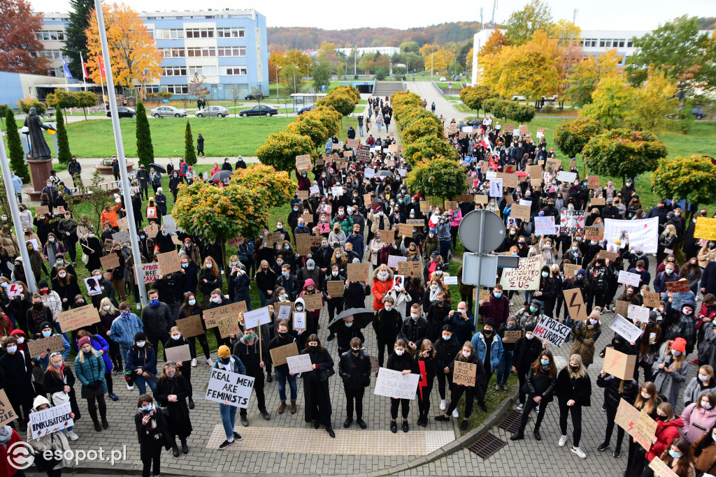 Tłum studentów protestował na kampusie UG [FOTO]
