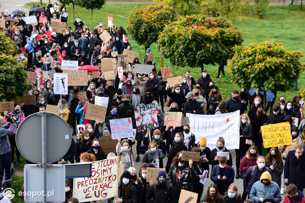 Tłum studentów protestował na kampusie UG [FOTO]