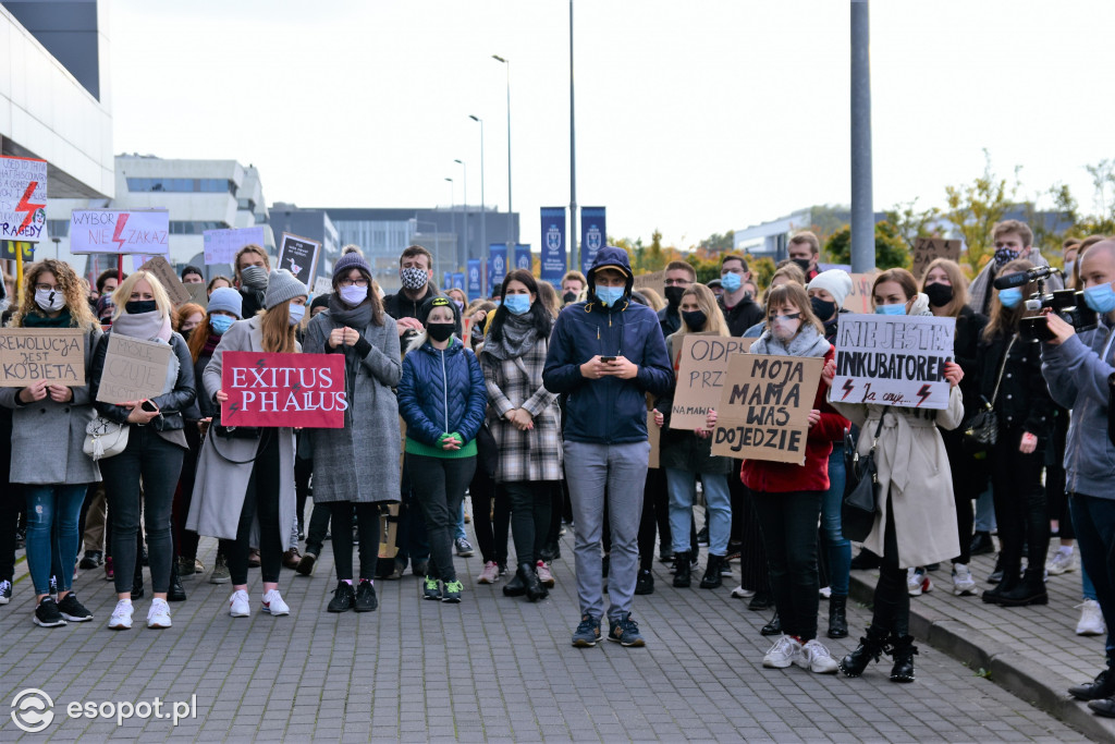 Tłum studentów protestował na kampusie UG [FOTO]