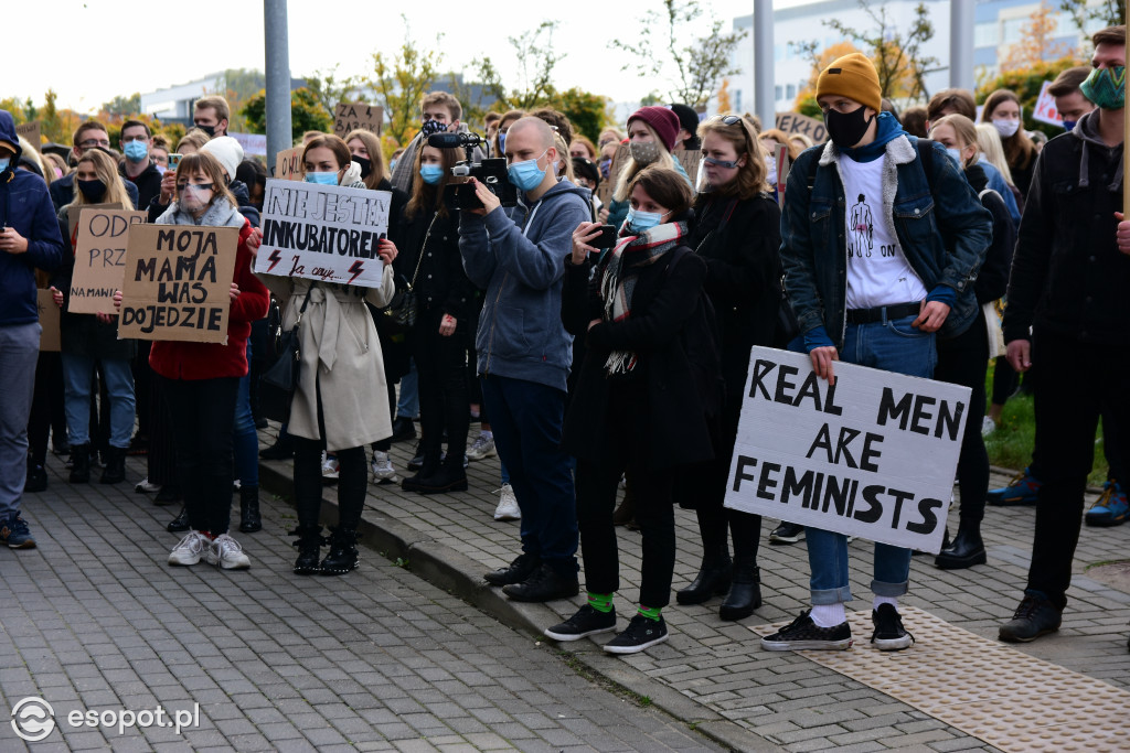 Tłum studentów protestował na kampusie UG [FOTO]