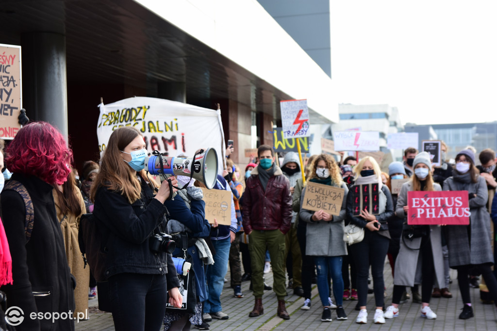 Tłum studentów protestował na kampusie UG [FOTO]