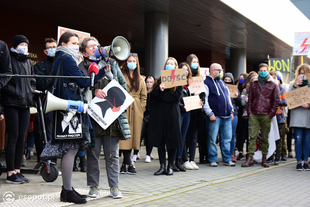 Tłum studentów protestował na kampusie UG [FOTO]