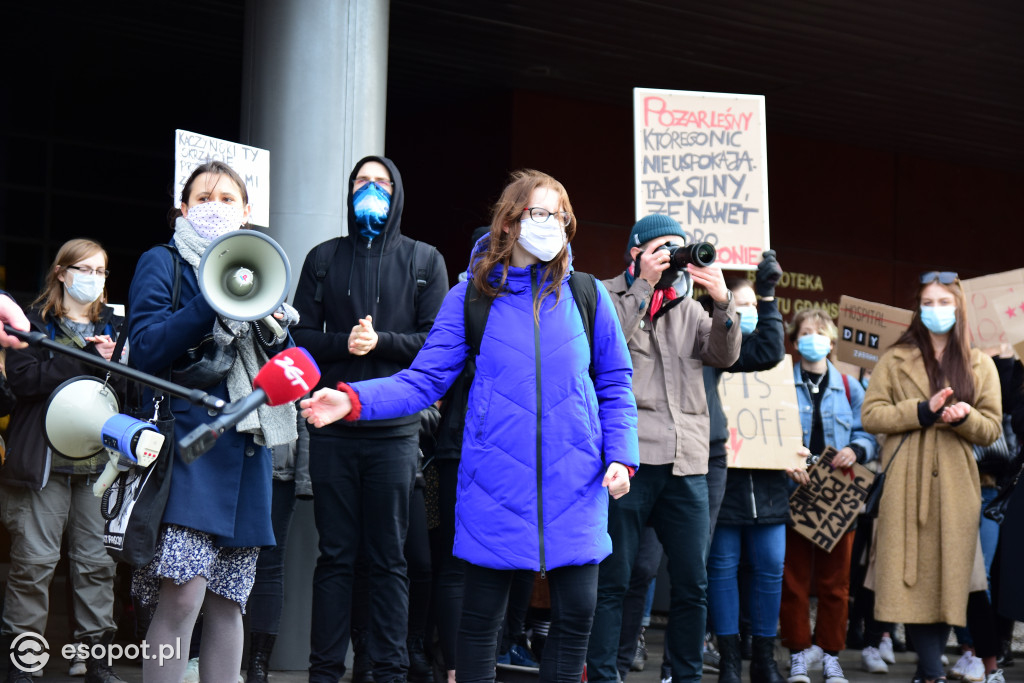 Tłum studentów protestował na kampusie UG [FOTO]
