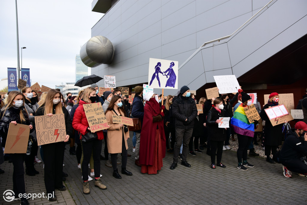 Tłum studentów protestował na kampusie UG [FOTO]