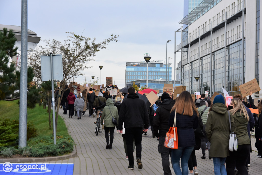Tłum studentów protestował na kampusie UG [FOTO]