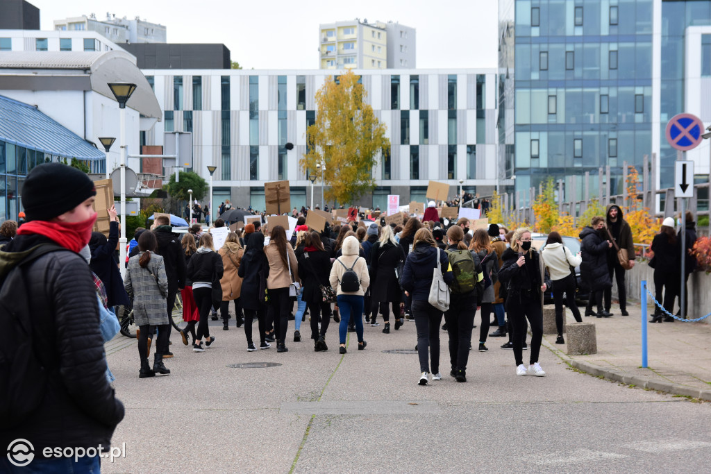 Tłum studentów protestował na kampusie UG [FOTO]