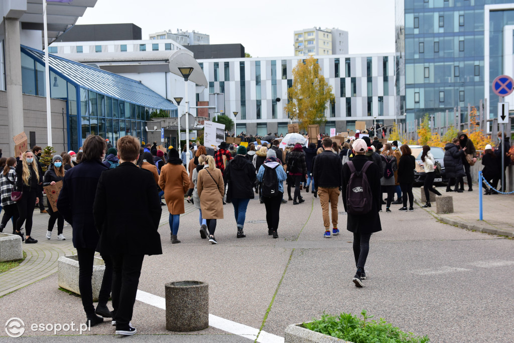 Tłum studentów protestował na kampusie UG [FOTO]