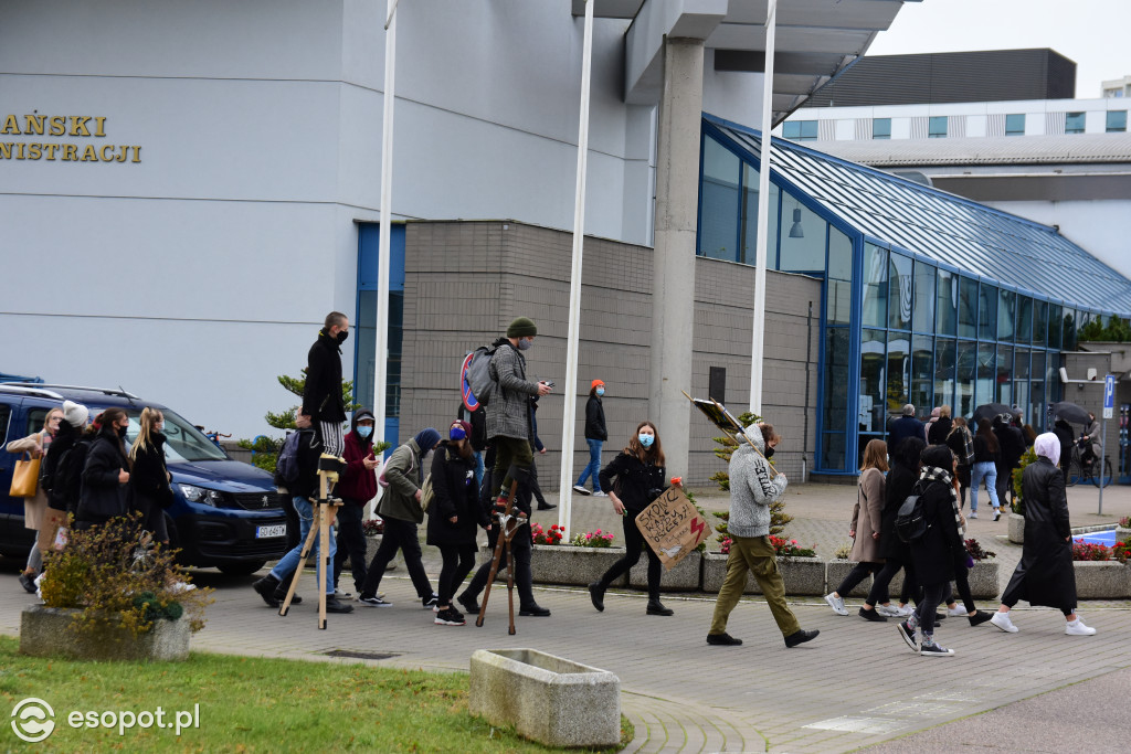 Tłum studentów protestował na kampusie UG [FOTO]