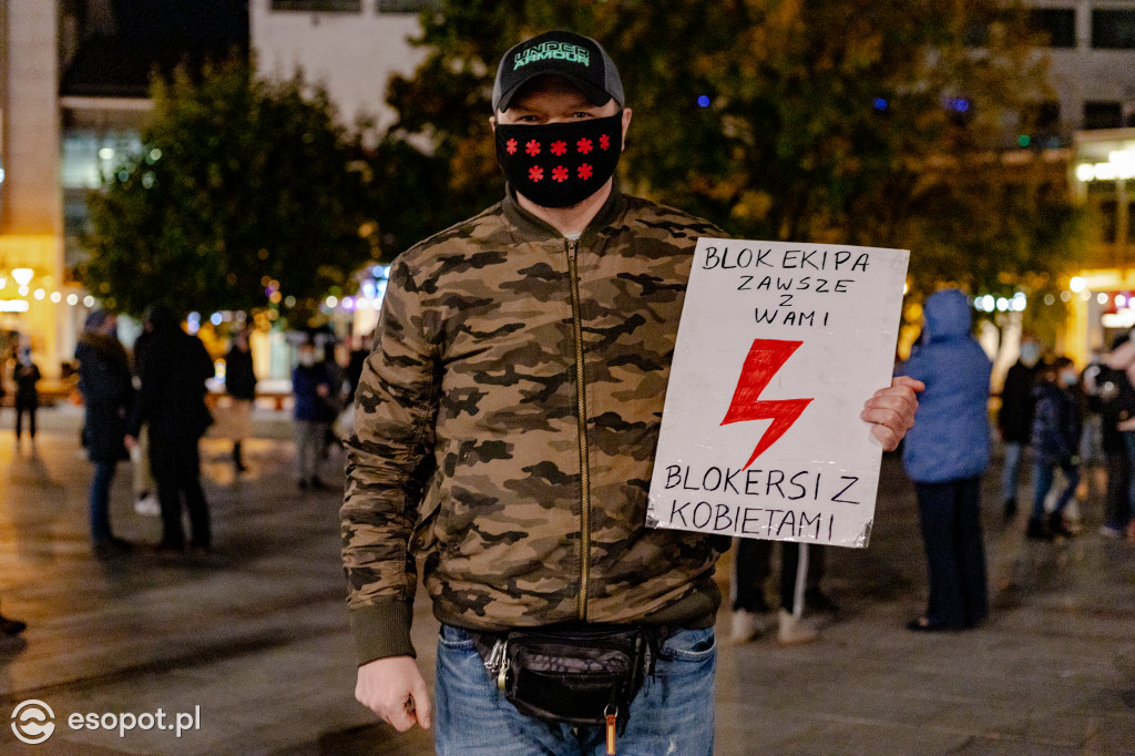 Strajk Kobiet w Sopocie: organizacje młodzieżowe zablokowały sopockie ulice [FOTO]