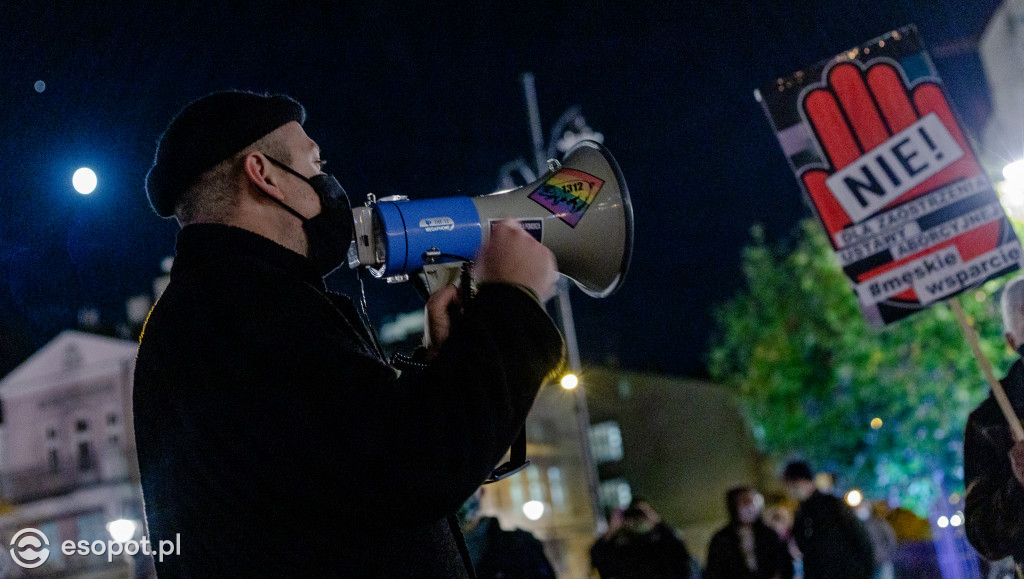 Strajk Kobiet w Sopocie: organizacje młodzieżowe zablokowały sopockie ulice [FOTO]