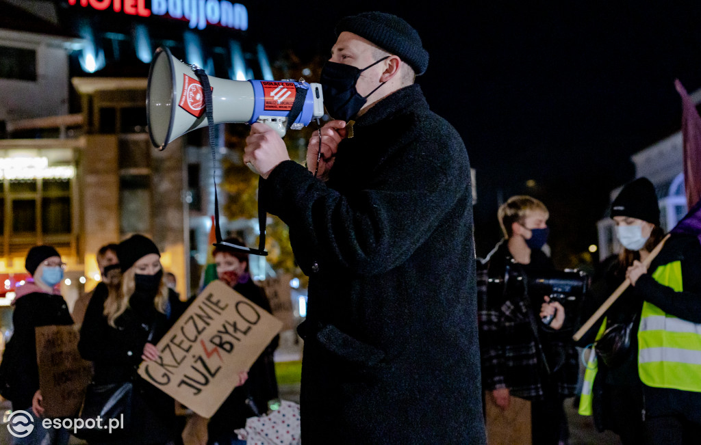 Strajk Kobiet w Sopocie: organizacje młodzieżowe zablokowały sopockie ulice [FOTO]