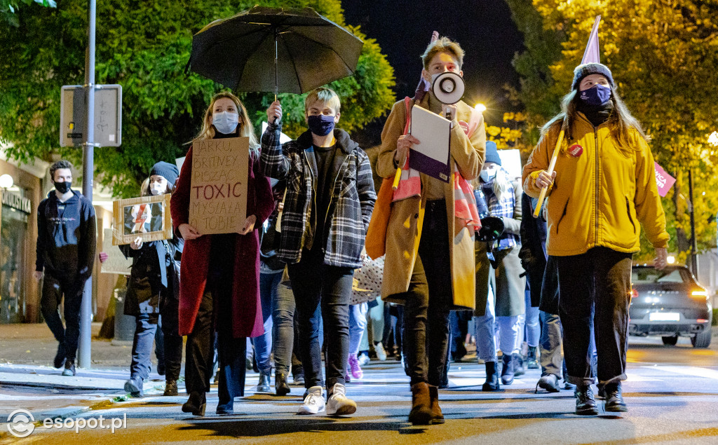 Strajk Kobiet w Sopocie: organizacje młodzieżowe zablokowały sopockie ulice [FOTO]