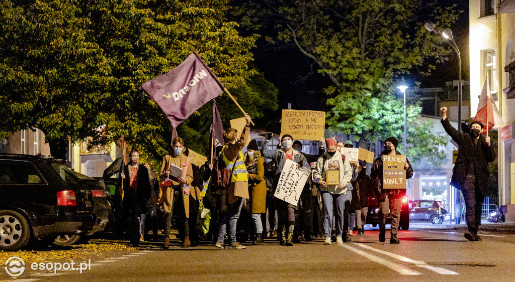 Strajk Kobiet w Sopocie: organizacje młodzieżowe zablokowały sopockie ulice [FOTO]