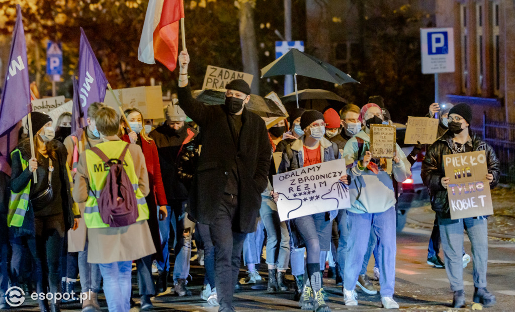 Strajk Kobiet w Sopocie: organizacje młodzieżowe zablokowały sopockie ulice [FOTO]