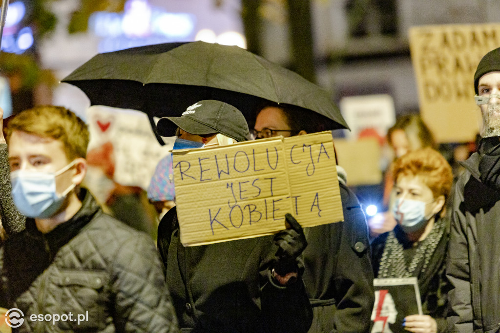 Strajk Kobiet w Sopocie: organizacje młodzieżowe zablokowały sopockie ulice [FOTO]