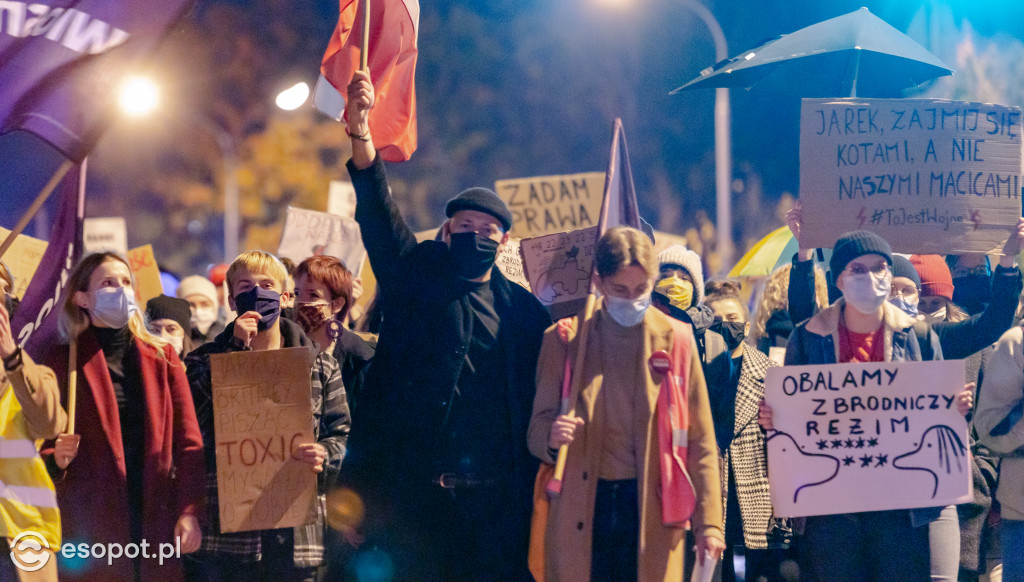 Strajk Kobiet w Sopocie: organizacje młodzieżowe zablokowały sopockie ulice [FOTO]