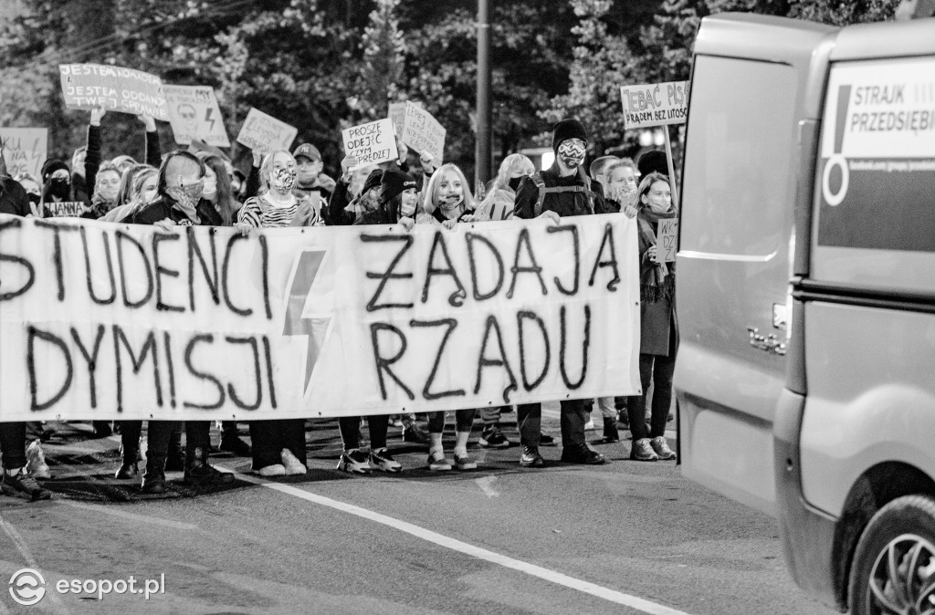 Strajk Kobiet w Sopocie: organizacje młodzieżowe zablokowały sopockie ulice [FOTO]