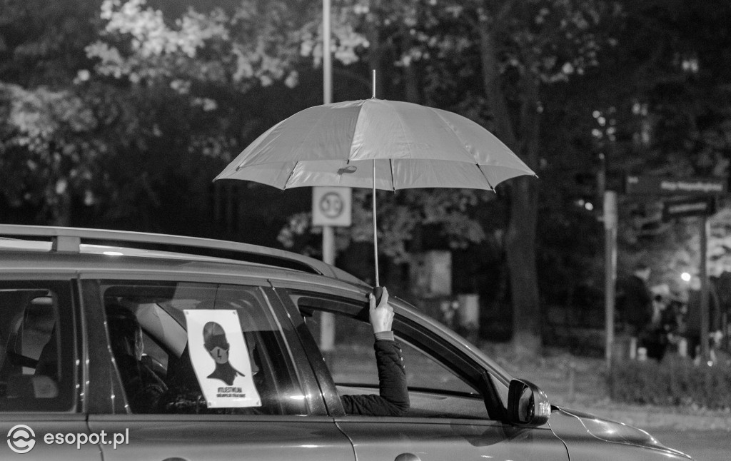 Strajk Kobiet w Sopocie: organizacje młodzieżowe zablokowały sopockie ulice [FOTO]