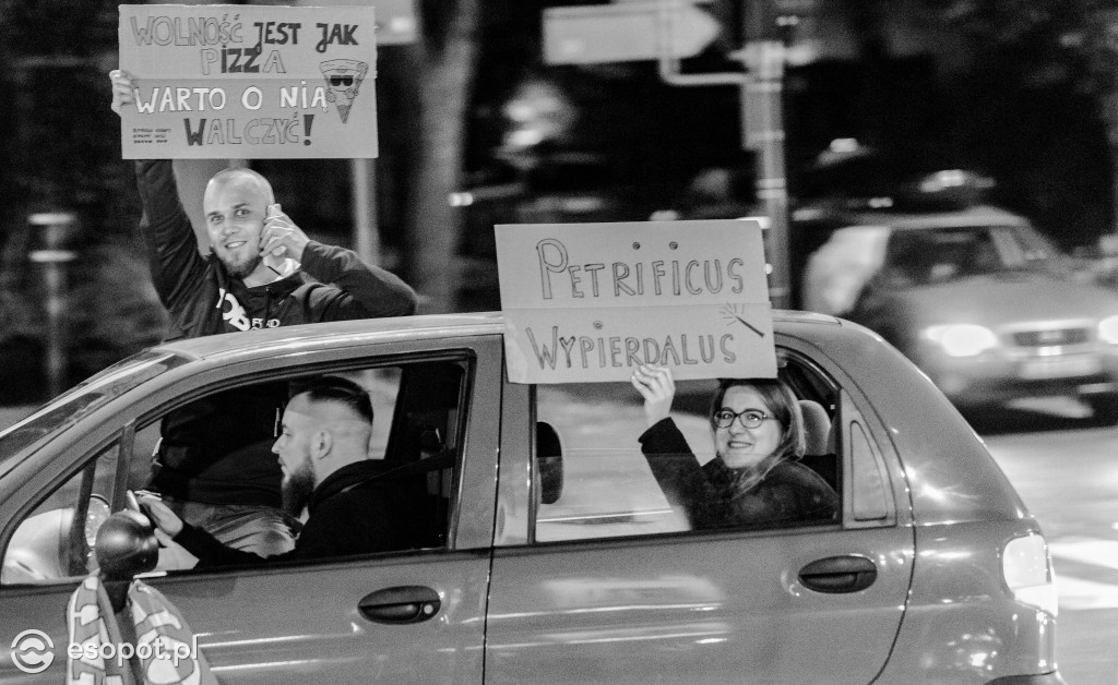 Strajk Kobiet w Sopocie: organizacje młodzieżowe zablokowały sopockie ulice [FOTO]