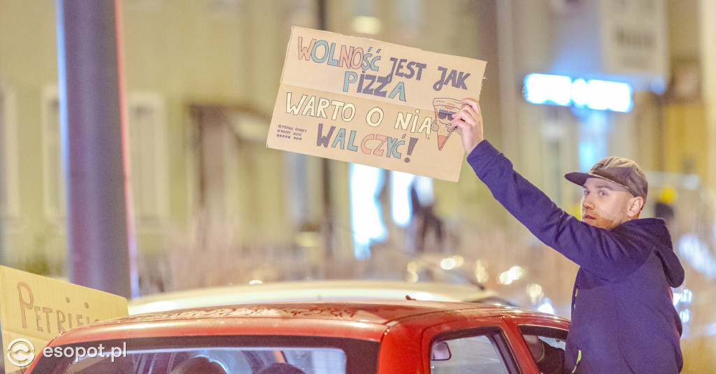 Strajk Kobiet w Sopocie: organizacje młodzieżowe zablokowały sopockie ulice [FOTO]