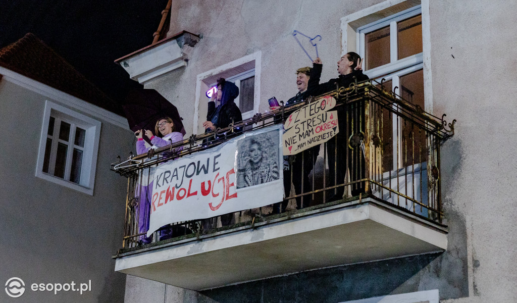 Strajk Kobiet w Sopocie: organizacje młodzieżowe zablokowały sopockie ulice [FOTO]