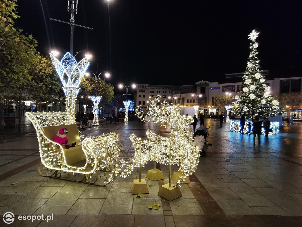 Sopot: Zabłysła choinka i kolorowe dekoracje świąteczne [FOTO]