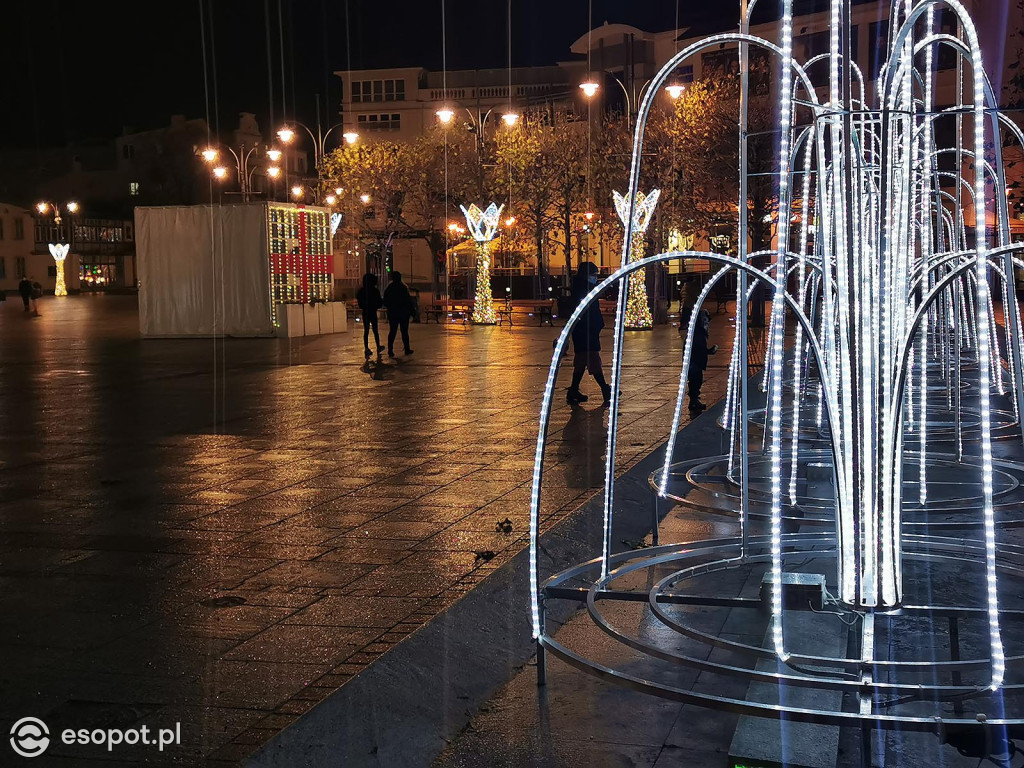 Sopot: Zabłysła choinka i kolorowe dekoracje świąteczne [FOTO]