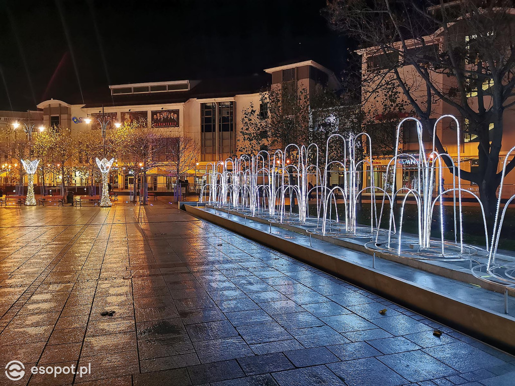 Sopot: Zabłysła choinka i kolorowe dekoracje świąteczne [FOTO]