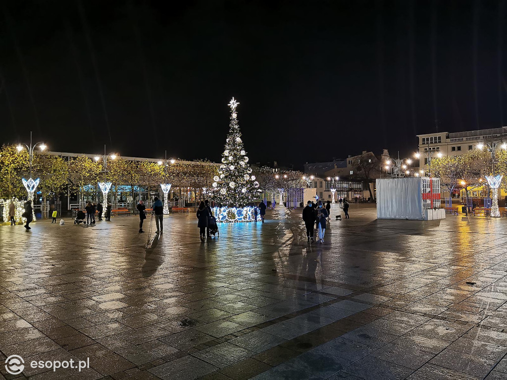 Sopot: Zabłysła choinka i kolorowe dekoracje świąteczne [FOTO]