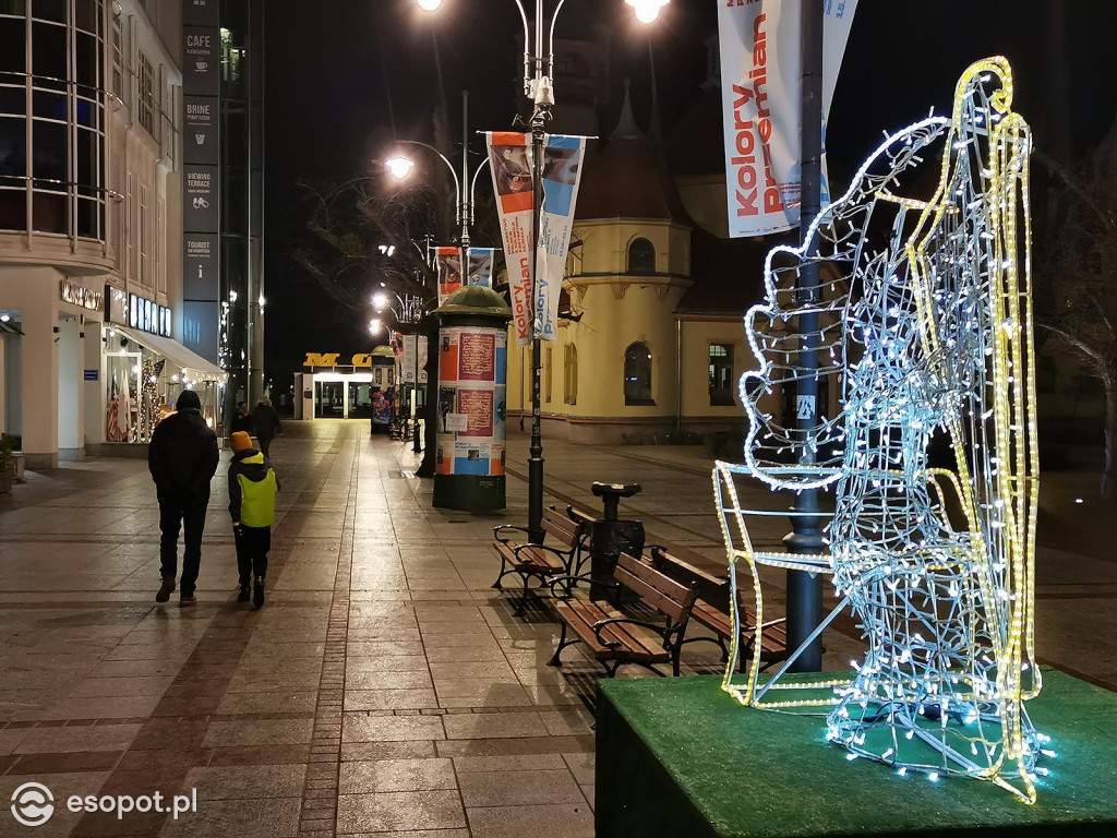 Sopot: Zabłysła choinka i kolorowe dekoracje świąteczne [FOTO]