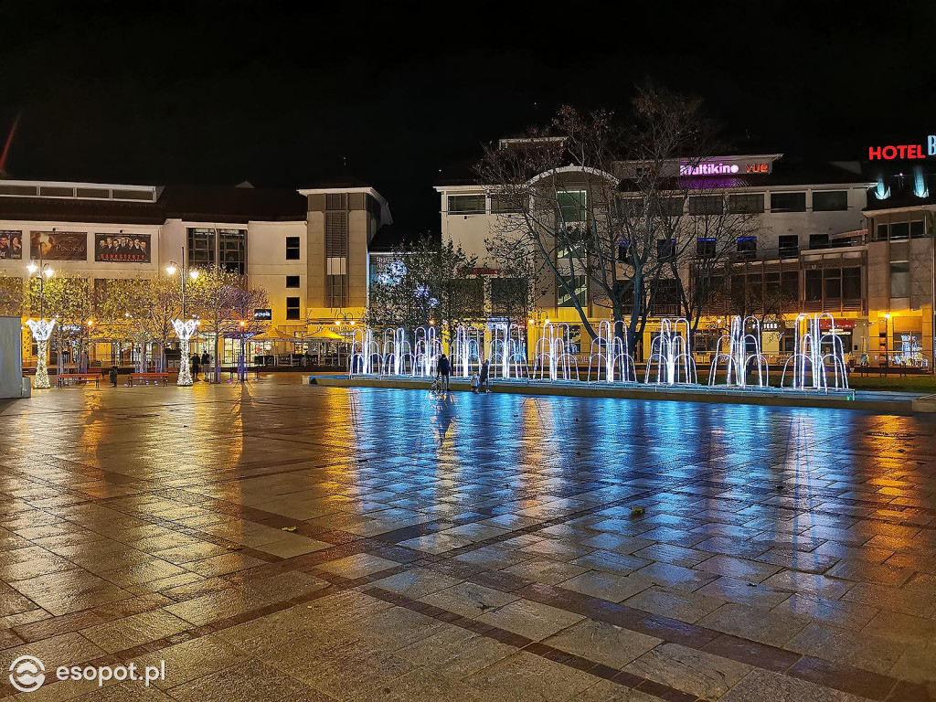 Sopot: Zabłysła choinka i kolorowe dekoracje świąteczne [FOTO]