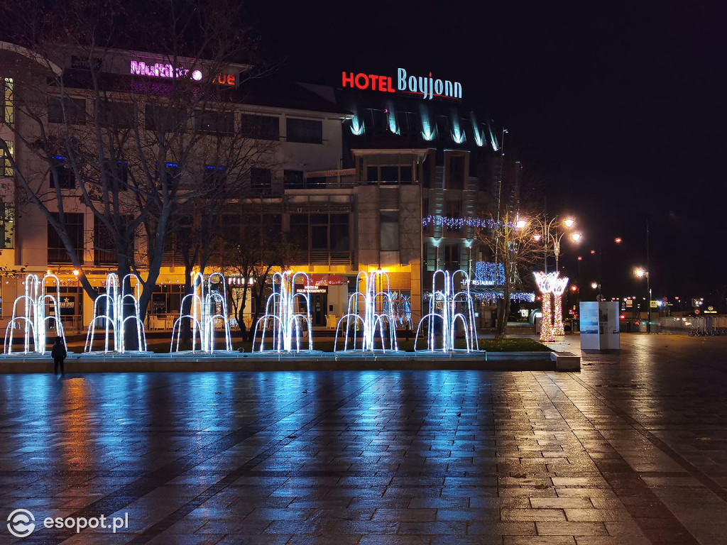 Sopot: Zabłysła choinka i kolorowe dekoracje świąteczne [FOTO]