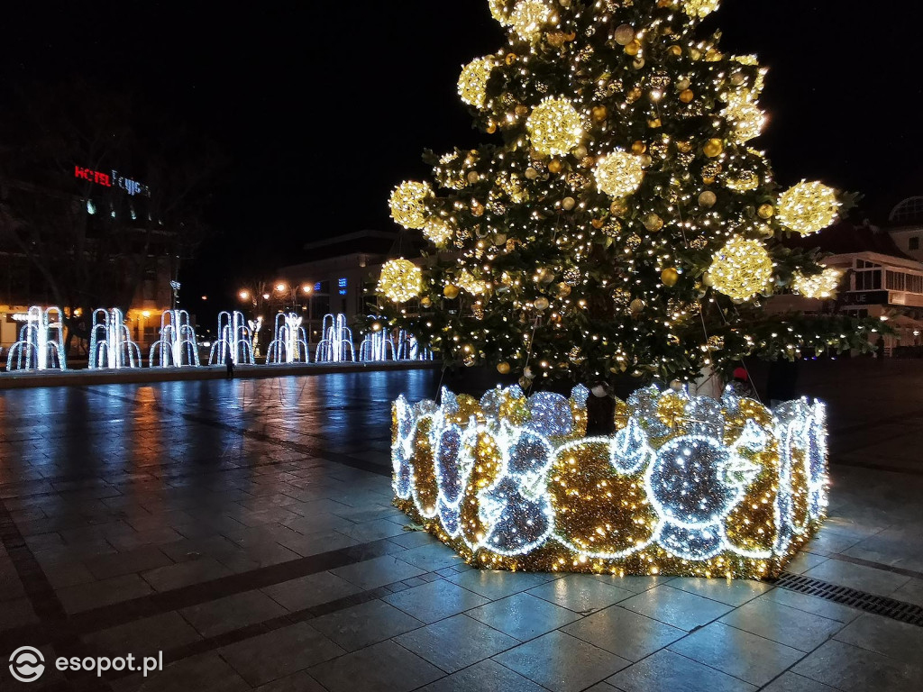 Sopot: Zabłysła choinka i kolorowe dekoracje świąteczne [FOTO]