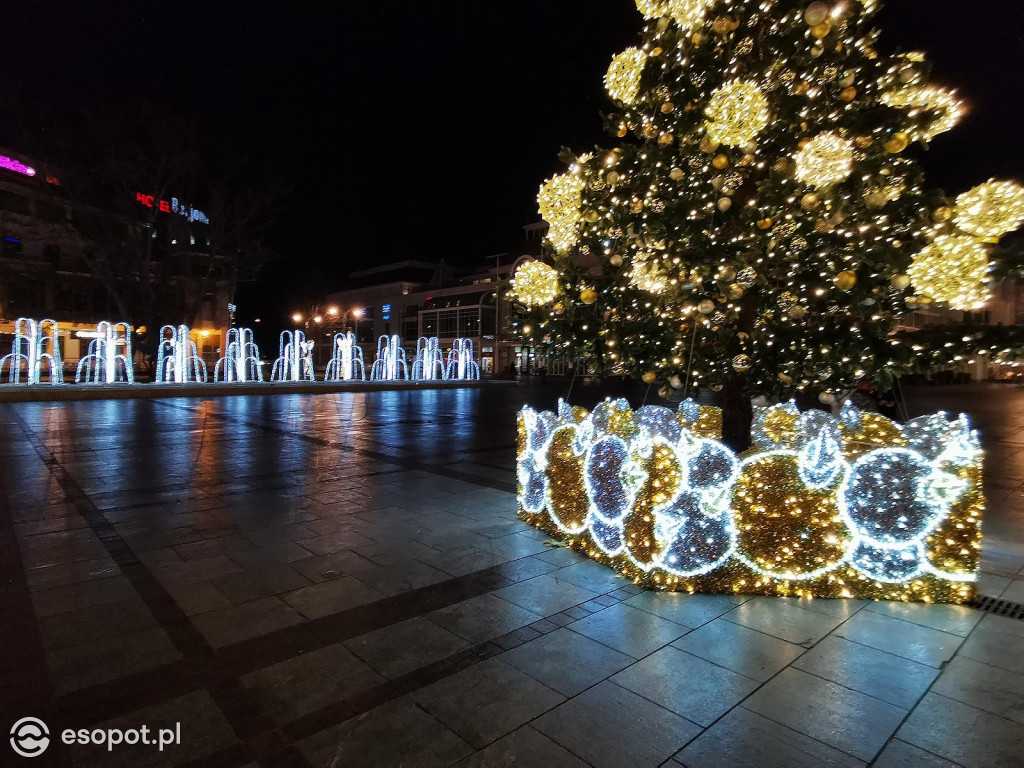 Sopot: Zabłysła choinka i kolorowe dekoracje świąteczne [FOTO]