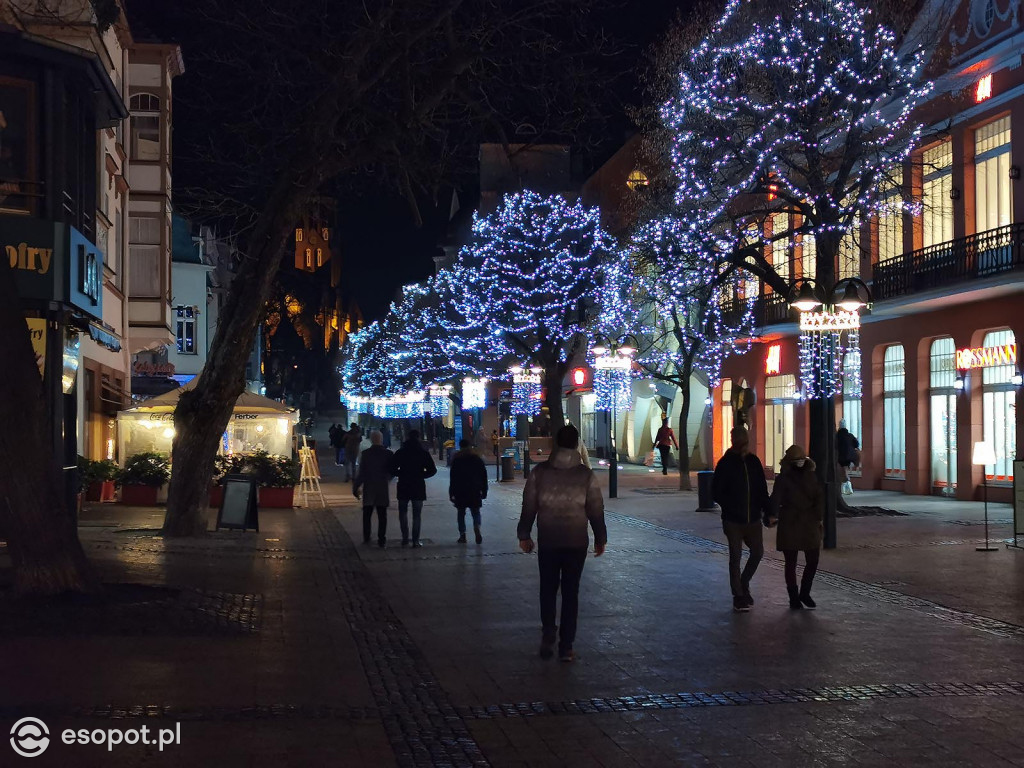 Sopot: Zabłysła choinka i kolorowe dekoracje świąteczne [FOTO]