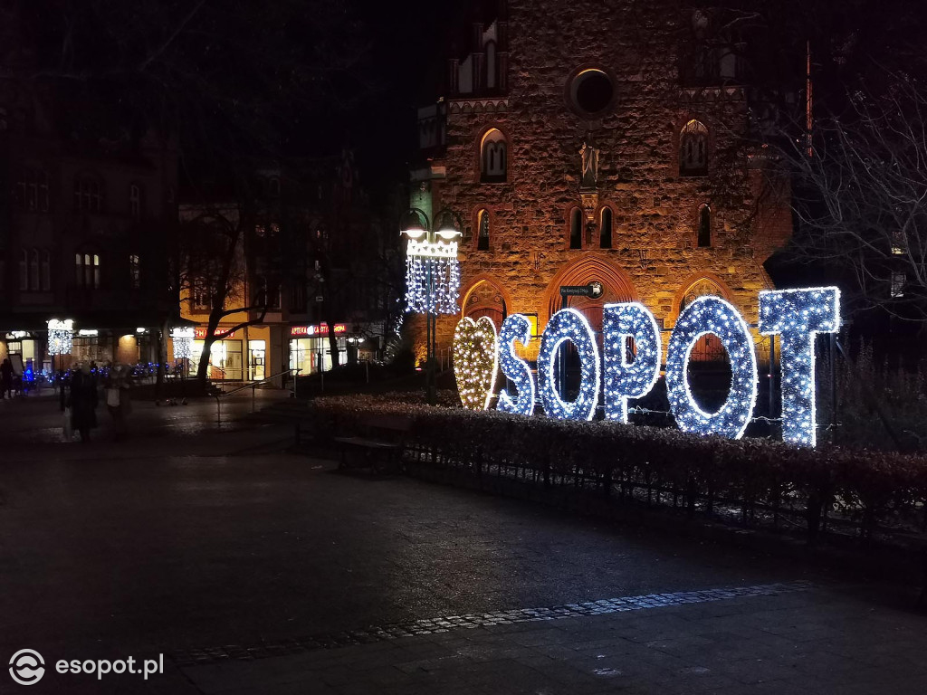 Sopot: Zabłysła choinka i kolorowe dekoracje świąteczne [FOTO]