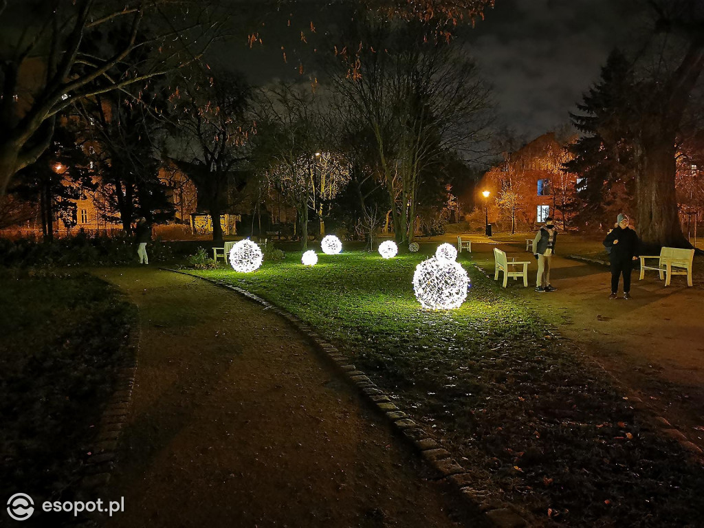 Sopot: Zabłysła choinka i kolorowe dekoracje świąteczne [FOTO]