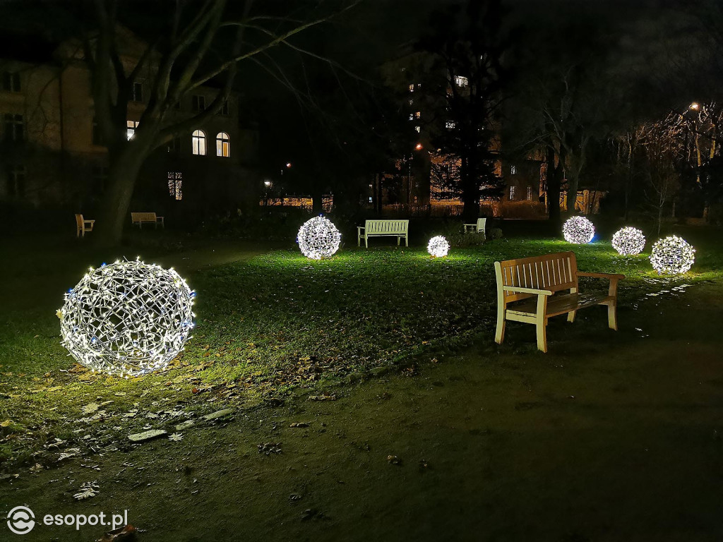 Sopot: Zabłysła choinka i kolorowe dekoracje świąteczne [FOTO]