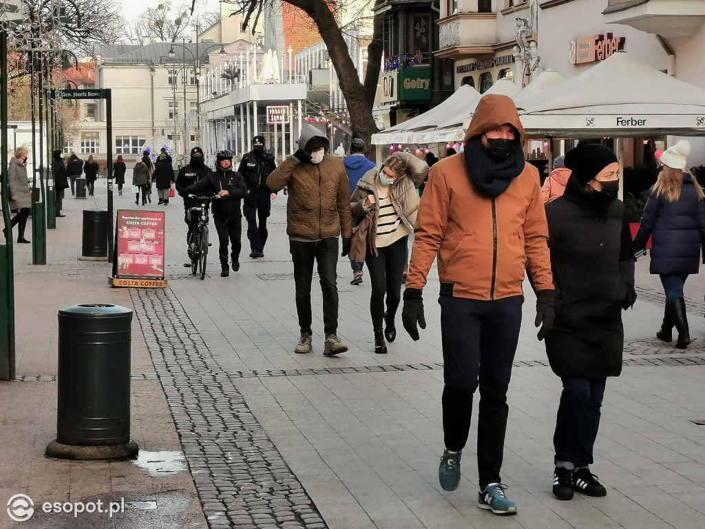 Sopot: Wiele osób wybrało spacer zamiast zakupów w ostatni przedświąteczny weekend [FOTO]