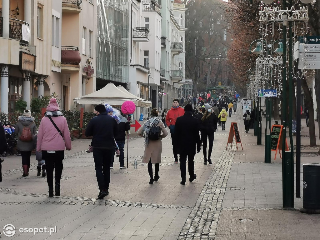Sopot: Wiele osób wybrało spacer zamiast zakupów w ostatni przedświąteczny weekend [FOTO]