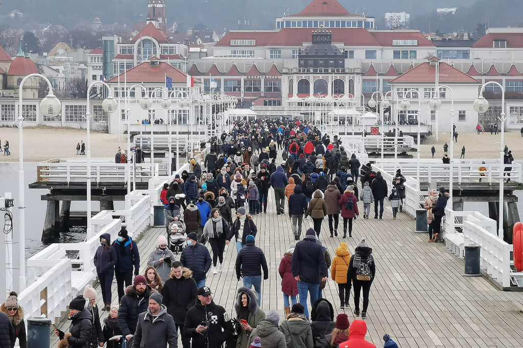 Sopot: Tłumy jak w sezonie w pierwszą sobotę Nowego Roku 01.2021 [FOTO]