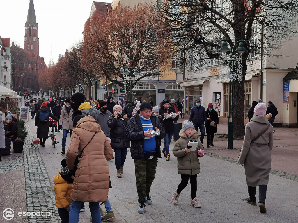 Sopot: Tłumy jak w sezonie w pierwszą sobotę Nowego Roku 01.2021 [FOTO]