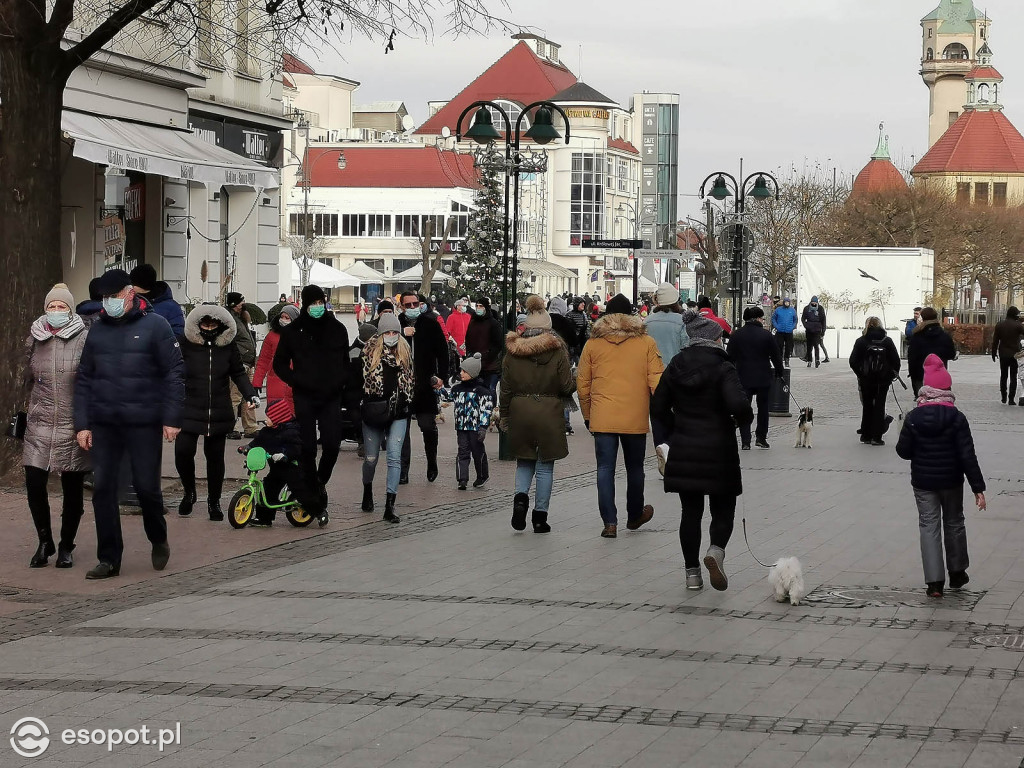 Sopot: Tłumy jak w sezonie w pierwszą sobotę Nowego Roku 01.2021 [FOTO]