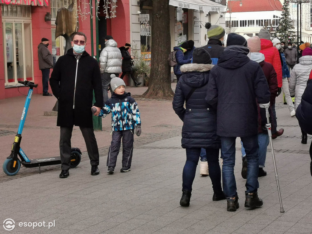 Sopot: Tłumy jak w sezonie w pierwszą sobotę Nowego Roku 01.2021 [FOTO]