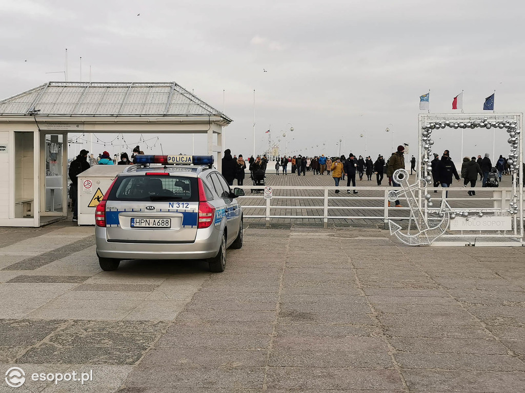 Sopot: Tłumy jak w sezonie w pierwszą sobotę Nowego Roku 01.2021 [FOTO]