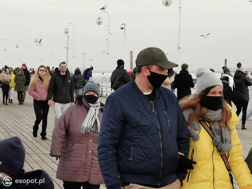 Sopot: Tłumy jak w sezonie w pierwszą sobotę Nowego Roku 01.2021 [FOTO]