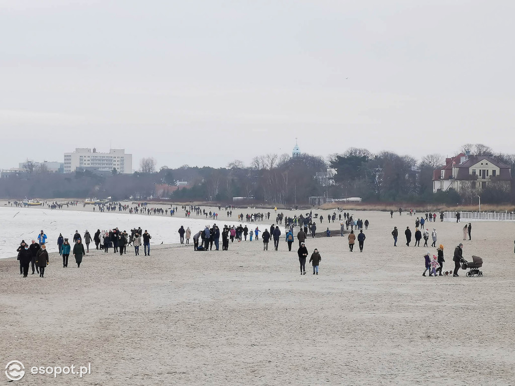 Sopot: Tłumy jak w sezonie w pierwszą sobotę Nowego Roku 01.2021 [FOTO]