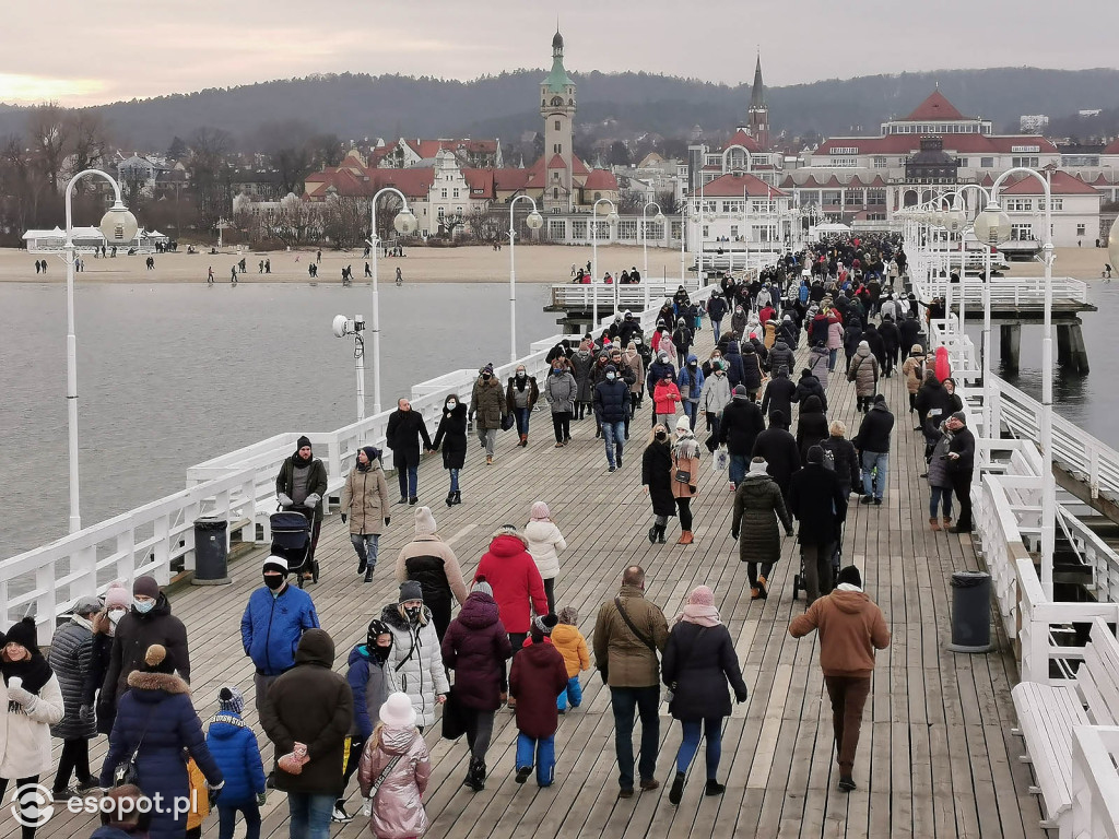 Sopot: Tłumy jak w sezonie w pierwszą sobotę Nowego Roku 01.2021 [FOTO]