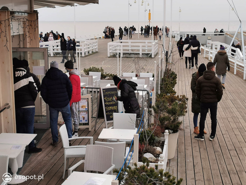 Sopot: Tłumy jak w sezonie w pierwszą sobotę Nowego Roku 01.2021 [FOTO]