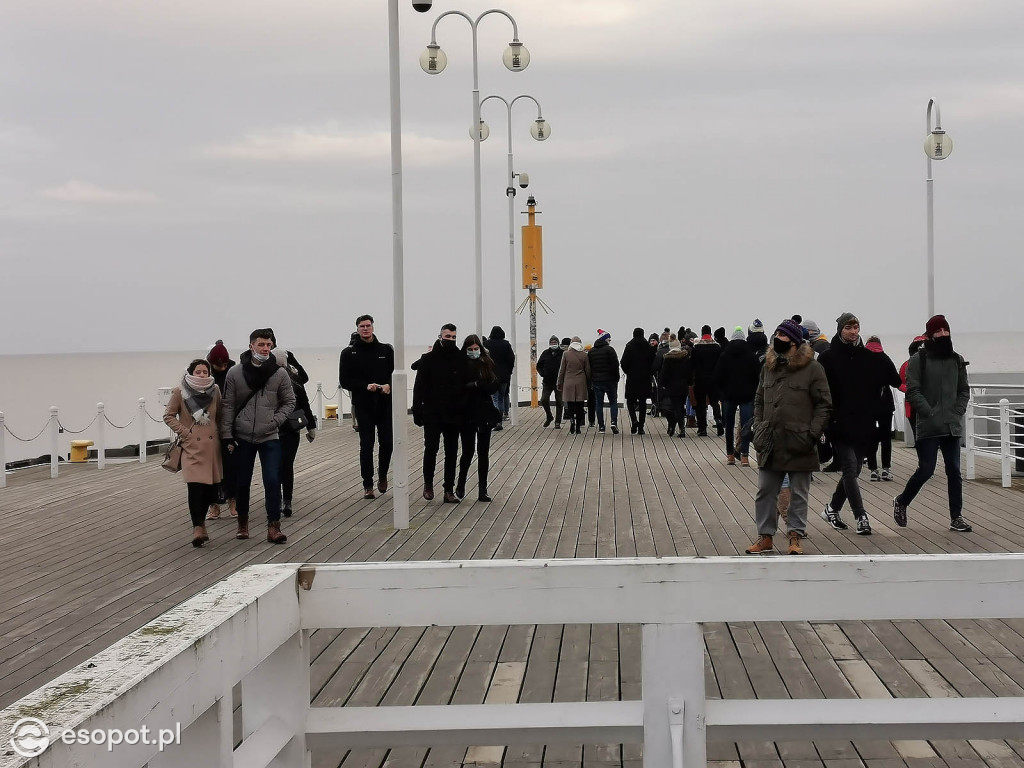 Sopot: Tłumy jak w sezonie w pierwszą sobotę Nowego Roku 01.2021 [FOTO]